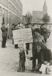 862931 Afbeelding van Corrie Huiding-Stomp met haar zoontje Alexander en Bert van de Pol, met een protestbord van het ...